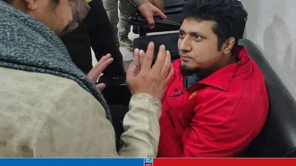 ইনকিলাব মঞ্চের আন্দোলন থেকে অস্ত্রসহ যুবক আটক