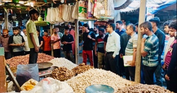 বেশি দামে পেঁয়াজ বিক্রি করায় ৫ ব্যবসায়ীকে জরিমানা