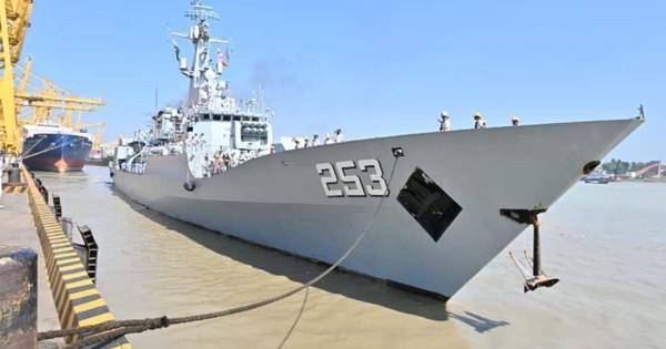 ৪ দিনের জন্য বাংলাদেশে আসা পাকিস্তানের জাহাজকে অভ্যর্থনা জানালো ‘স্বাধীনতা’