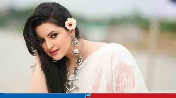 নিজেকে পঞ্চাশ বছরের লুকে দেখার অপেক্ষায় পরীমণি