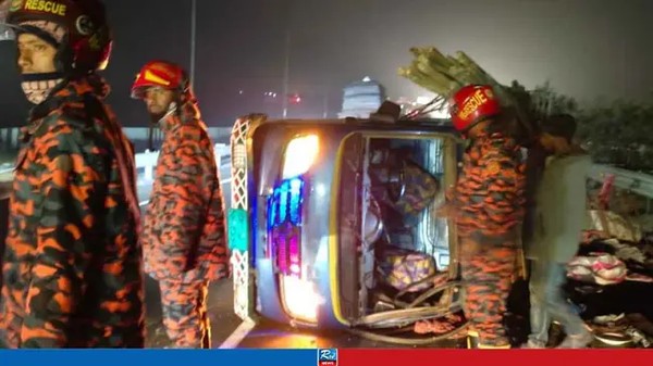 ঢাকা-মাওয়া এক্সপ্রেসওয়েতে মালবাহী ট্রাক দুর্ঘটনায় আহত ৯