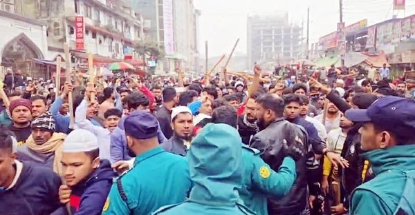 কারওয়ান বাজারে চাঁদাবাজি বিরোধী মানববন্ধনে হামলা, সেনা মোতায়েন (ভিডিও)