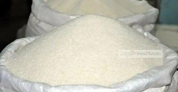 চিনি/ফাইল ছবি





                                    রোজার আগেই চিনির বাজারে সক্রিয় সিন্ডিকেট, বাড়ছে দাম
                                


নানামুখী চাপে লাগাতার দাম কমলেও চলতি সপ্তাহে হঠাৎ করেই চট্টগ্রামের খাতুনগঞ্জের পাইকারি বাজারে বাড়ছে চিনির দাম। সপ্তাহের ব্যবধানে পাইকারি বাজারটিতে প্রতিমণ চিনির দাম বেড়েছে ১৫০ থেকে ১৭০ টাকা…