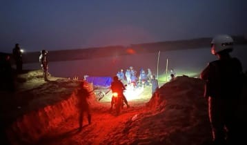 পদ্মার চরে ‘অপারেশন ফাস্ট লাইট’, কাকন বাহিনীর ২১ সদস্য গ্রেপ্তার