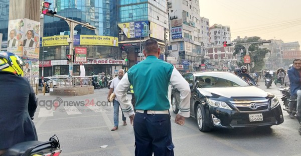 স্বয়ংক্রিয় ট্রাফিক সিগন্যাল ব্যবস্থা সক্রিয় রয়েছে। তারপরও যানবাহন নিয়ন্ত্রণে সড়কে আছেন ট্রাফিক সদস্য। সম্প্রতি রাজধানীর বাংলামোটরে/ছবি: জাগো নিউজ





                                    স্বয়ংক্রিয় ট্রাফিক সিগন্যালও মানতে অনীহা, এখনো ভরসা হাতের ইশারা
                                


রাজধানীর গুরুত্বপূর্ণ মোড় বা ইন্টারসেকশনে চালু করা হয়েছে নতুন স্বয়ংক্রিয় ট্রাফিক সিগন্যাল ব্যবস্থা। সবুজ, হলুদ ও লাল বাতি জ্বালানোর সময় নির্ধারণে ব্যবহার করা হচ্ছে কৃত্রিম বুদ্ধিমত্তা (এআই)। কিন্তু সড়কে শৃঙ্খলা ফেরাতে এ...