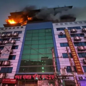 গুলিস্তানে শপিং কমপ্লেক্সের গোডাউনে লাগা আগুন নিয়ন্ত্রণে