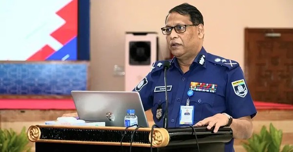 মতবিনিময় সভায় বক্তব্য রাখেন আইজিপি বাহারুল আলম/ছবি: জাগো নিউজ





                                    আইনশৃঙ্খলা রক্ষায় সর্বোচ্চ সতর্ক থেকে কাজ করার নির্দেশ আইজিপির
                                


কর্মকর্তারা তাদের নিজ নিজ এলাকার পরিস্থিতি তুলে ধরেন এবং নির্বাচনের সময় সার্বিক পরিস্থিতি নির্বিঘ্ন ও জনগণের নিরাপত্তা নিশ্চিত করতে প্রয়োজনীয় কর্মপরিকল্পনা নির্ধারণ করেন...